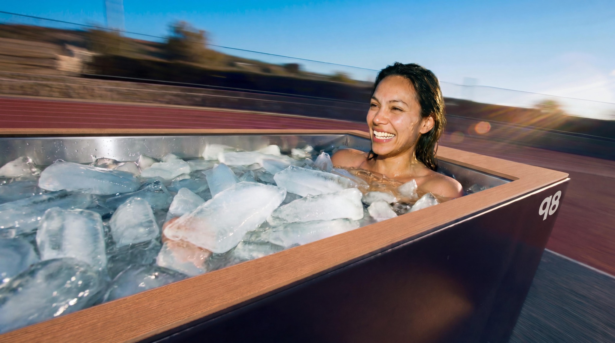 Frau lacht beim Eisbaden in echtem Eis im qoob8 Genesis