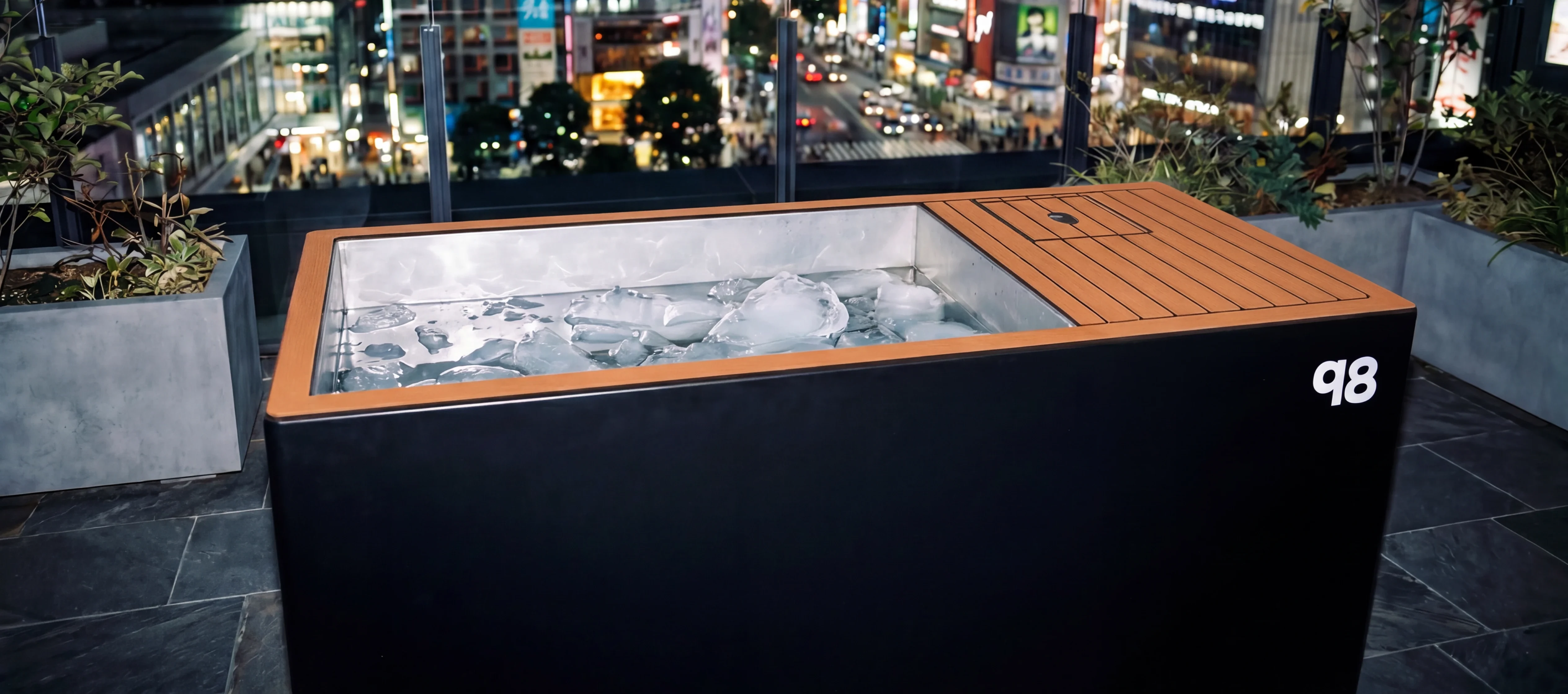 qoob8 Eisbad auf einer Dachterrasse über der Skyline von Shibuya
